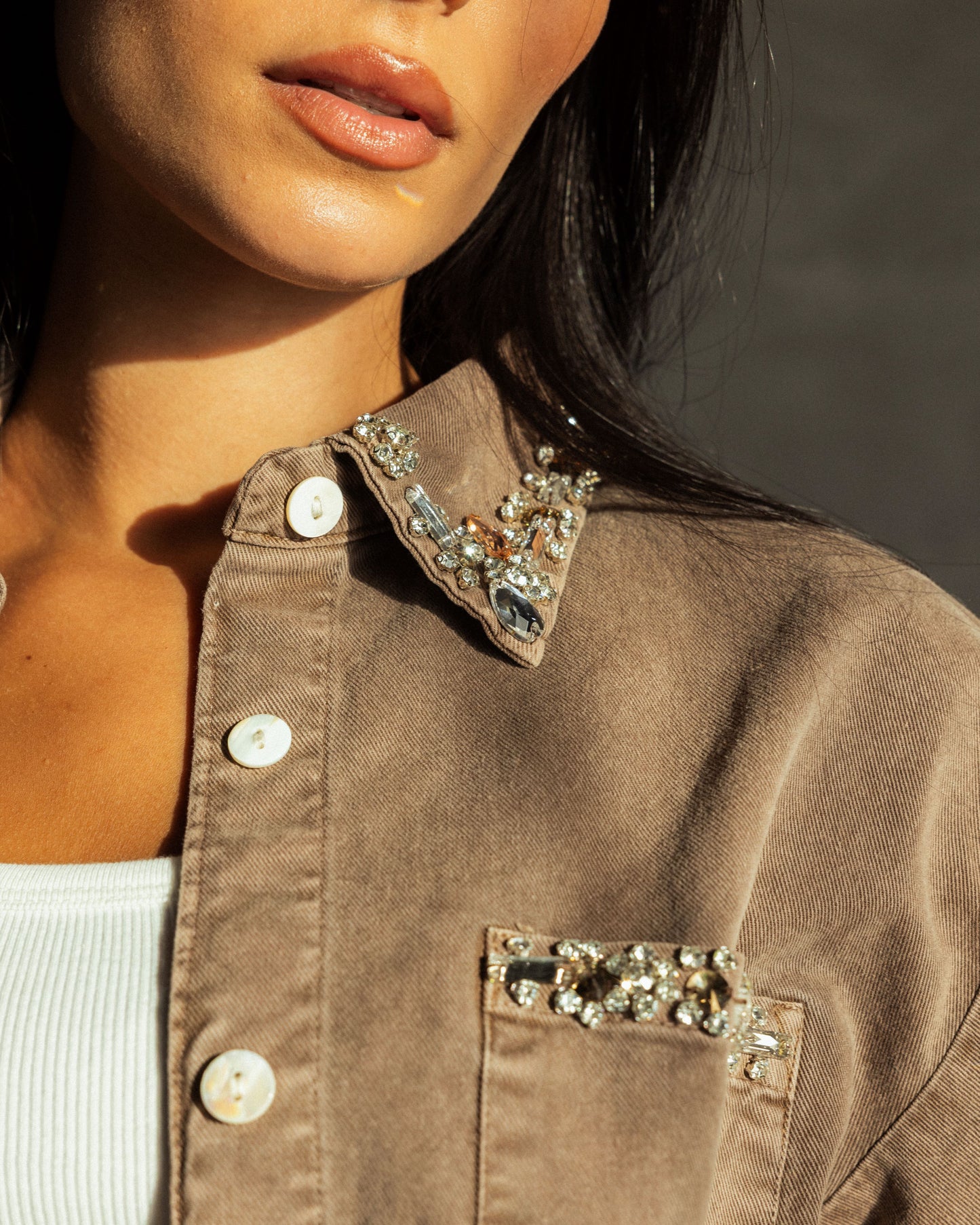 LIZZY - Embellished Cropped Shirt
